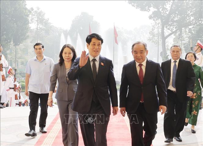 [Ảnh] Chủ tịch nước Lương Cường dâng hương tưởng niệm Chủ tịch Hồ Chí Minh ảnh 7