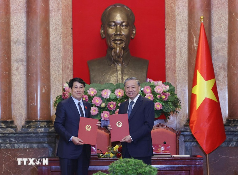 Tổng Bí thư Tô Lâm và Chủ tịch nước Lương Cường trao Biên bản bàn giao công tác của Chủ tịch nước.