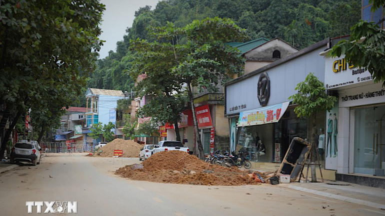 Tại thành phố Yên Bái, nhiều hộ dân có nhà nhưng không thể về. (Ảnh: TTXVN) Tại thành phố Yên Bái, nhiều hộ dân có nhà nhưng không thể về. (Ảnh: TTXVN)