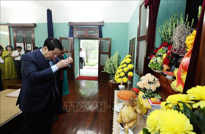 [Ảnh] Chủ tịch nước Lương Cường dâng hương tưởng niệm Chủ tịch Hồ Chí Minh ảnh 1