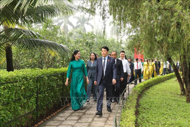 [Ảnh] Chủ tịch nước Lương Cường dâng hương tưởng niệm Chủ tịch Hồ Chí Minh ảnh 3