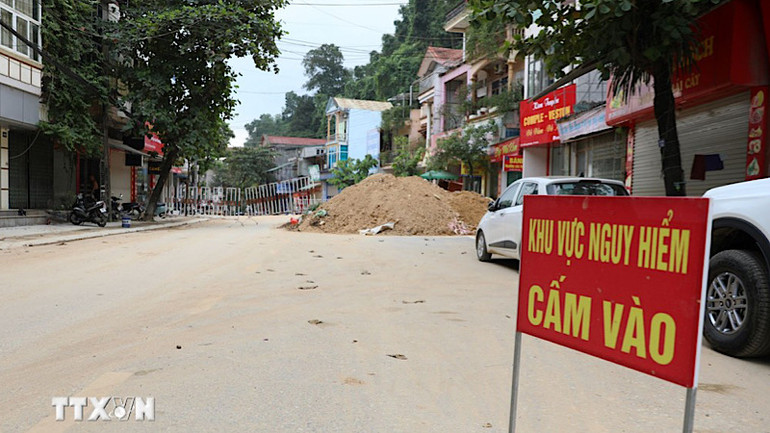Cảnh báo sạt lở đất tại điểm sạt lở ở phường Yên Ninh, thành phố Yên Bái. (Ảnh: TTXVN) Cảnh báo sạt lở đất tại điểm sạt lở ở phường Yên Ninh, thành phố Yên Bái. (Ảnh: TTXVN)