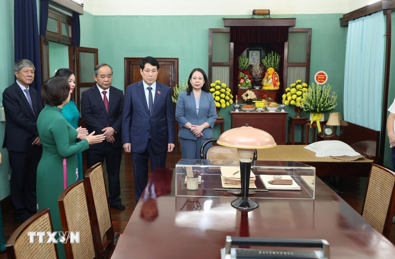[Ảnh] Chủ tịch nước Lương Cường dâng hương tưởng niệm Chủ tịch Hồ Chí Minh ảnh 4