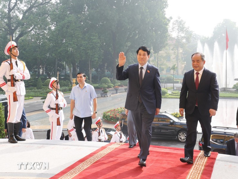 [Ảnh] Chủ tịch nước Lương Cường dâng hương tưởng niệm Chủ tịch Hồ Chí Minh ảnh 6