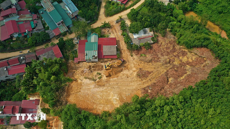 Thời tiết sẽ còn diễn biến phức tạp, nhiều quả đồi trong khu vực thành phố Yên Bái đã xuất hiện những vết nứt lớn, kéo dài, nguy cơ sạt lở đất vẫn ở mức rất lớn. (Ảnh: TTXVN) Thời tiết sẽ còn diễn biến phức tạp, nhiều quả đồi trong khu vực thành phố Yên Bái đã xuất hiện những vết nứt lớn, kéo dài, nguy cơ sạt lở đất vẫn ở mức rất lớn. (Ảnh: TTXVN)