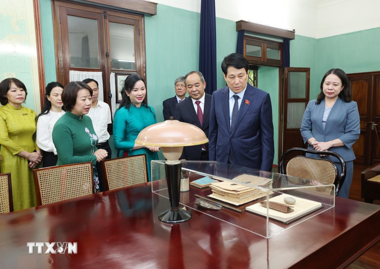 [Ảnh] Chủ tịch nước Lương Cường dâng hương tưởng niệm Chủ tịch Hồ Chí Minh ảnh 5