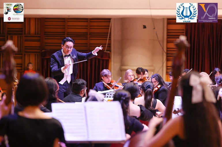 Nhạc trưởng Trần Nhật Minh dẫn dắt các nghệ sĩ quốc tế chơi các bản giao hưởng chuyển soạn từ dân ca Việt Nam. (Ảnh: Hòa Nguyễn)