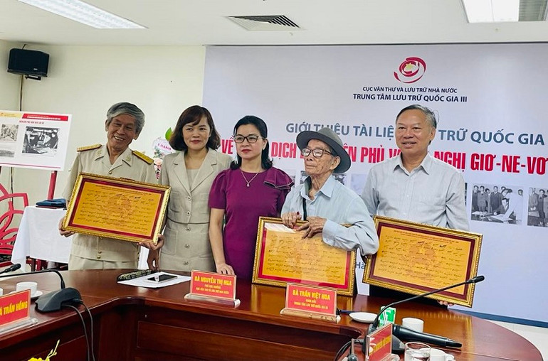 Đại diện Trung tâm Lưu trữ quốc gia III tặng các đại biểu khách mời Bộ sưu tập chữ ký của Chủ tịch Hồ Chí Minh.