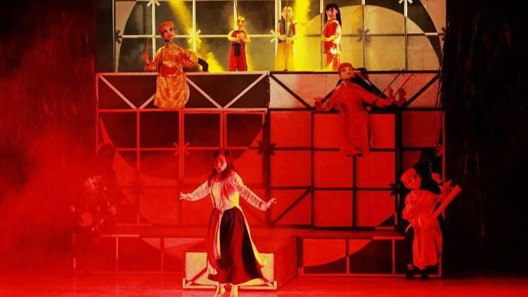 Sân khấu được thiết kế đa tầng, mang đến nhiều trải nghiệm mới mẻ cho người xem. (Ảnh: Nhà hát Múa rối Thăng Long)