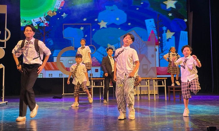 Hình ảnh trong trích đoạn vở nhạc kịch được diễn tại buổi gặp gỡ báo chí.