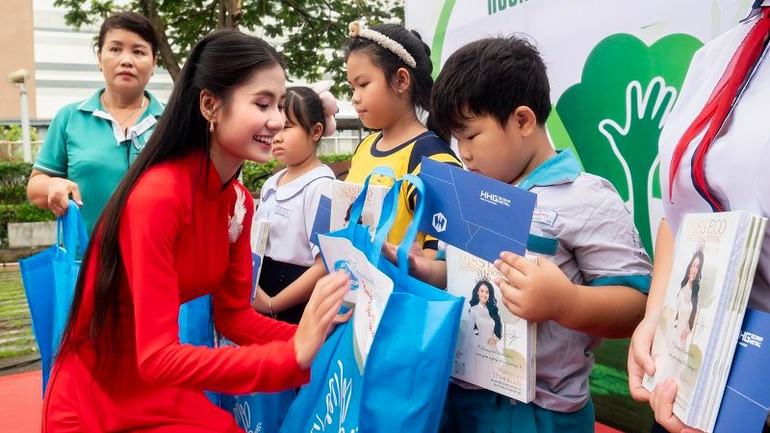 Hoa hậu Nguyễn Thanh Hà không giấu nổi niềm vui và hạnh phúc khi được đồng hành trong những hoạt động ý nghĩa của chương trình.