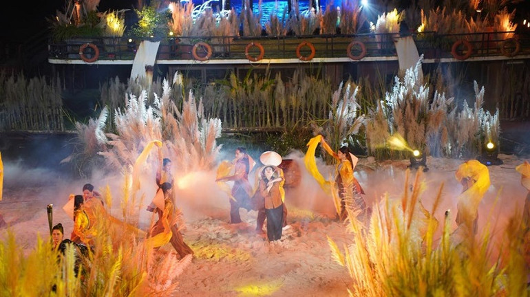 Sân khấu thực cảnh bên bờ sông Hồng mang đến những trải nghiệm nghệ thuật thú vị.