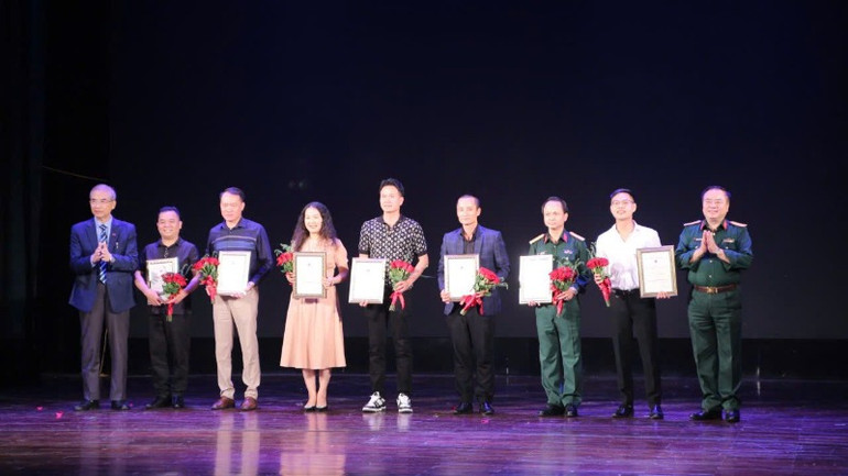 Trao giải cho các thành phần sáng tạo xuất sắc. (Ảnh: Linh Trần) Trao giải cho các thành phần sáng tạo xuất sắc. (Ảnh: Linh Trần)