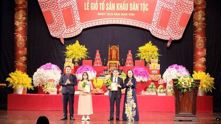 Trao Kỷ niệm chương cho đại diện các đơn vị, cá nhân có nhiều đóng góp cho sự phát triển sân khấu Việt Nam. (Ảnh: QUANG TẤN)