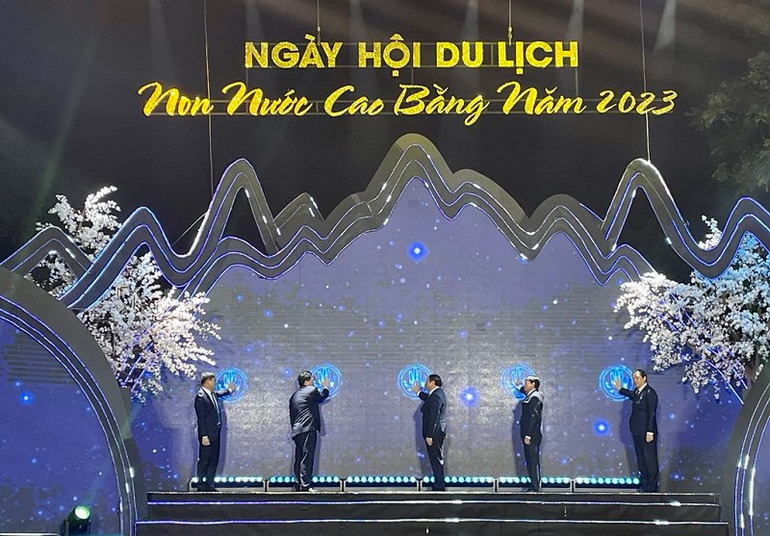 Các đại biểu thực hiện nghi thức khai mạc Ngày hội du lịch Non nước Cao Bằng tại Hà Nội năm 2023.