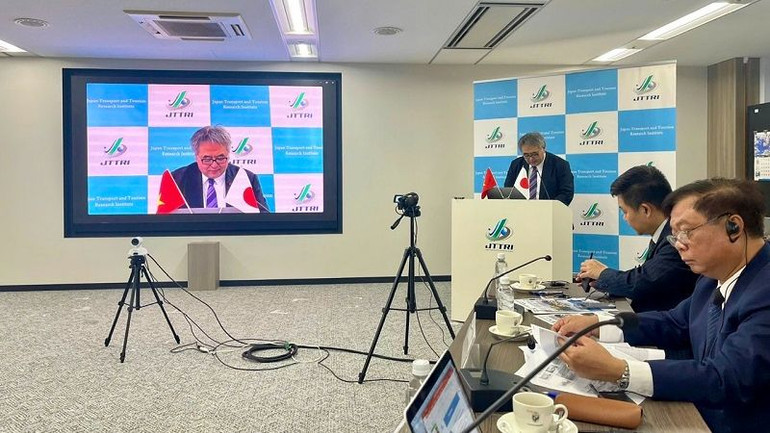 Các đại biểu chia sẻ, đề xuất các giải pháp để bảo tồn, phát huy các giá trị di sản văn hóa trong phát triển du lịch.