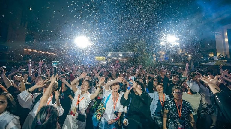 Khán giả say sưa "phiêu" theo chương trình bất chấp trời đổ mưa. Khán giả say sưa "phiêu" theo chương trình bất chấp trời đổ mưa.