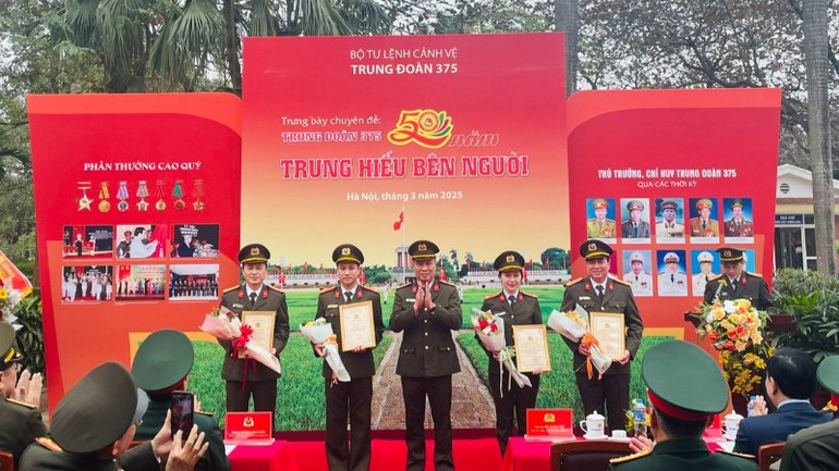 Trao giải Cuộc thi viết và Cuộc thi sáng tác ảnh nghệ thuật tìm hiểu truyền thống 50 năm xây dựng, chiến đấu và trưởng thành của Trung đoàn 375.
