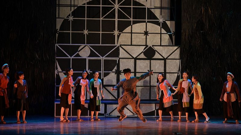 Bên cạnh những màn diễn ma mị hay trữ tình, vở diễn cũng mang đến những tiếng cười sảng khoái. (Ảnh: Nhà hát Múa rối Thăng Long)