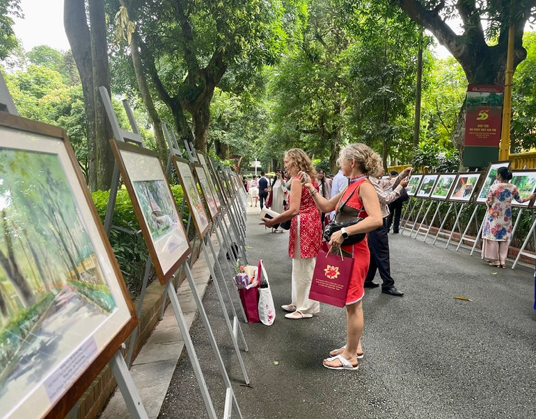 Du khách và người dân tham quan Triển lãm. (Ảnh: Trang Anh)