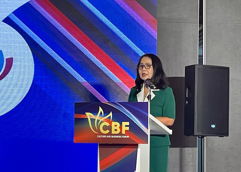 Phó Giáo sư, Tiến sĩ Nguyễn Thị Bích Loan giới thiệu các hoạt động chính của diễn đàn.