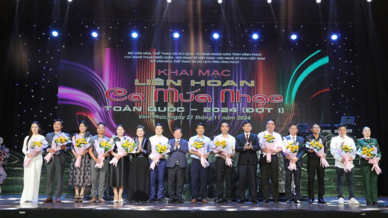 Tặng hoa các đơn vị nghệ thuật tham dự Liên hoan. (Ảnh: Cục Nghệ thuật biểu diễn)