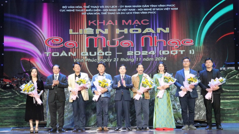 Tặng hoa các thành viên Hội đồng nghệ thuật của Liên hoan. (Ảnh: Cục Nghệ thuật biểu diễn)