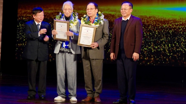 Trao giải A cho các tác giả, tác phẩm sách nghiên cứu. (Ảnh: QUỲNH ANH)