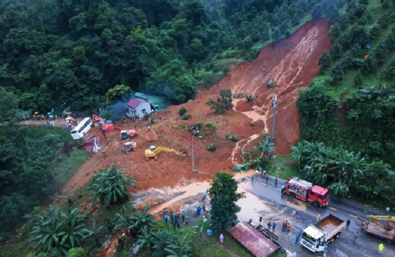 Hình ảnh sạt lở tại khu vực trạm cảnh sát giao thông Madagui gắn liền câu chuyện về những chiến sĩ dũng cảm sẽ được vinh danh trong chương trình. (Ảnh: VTV)