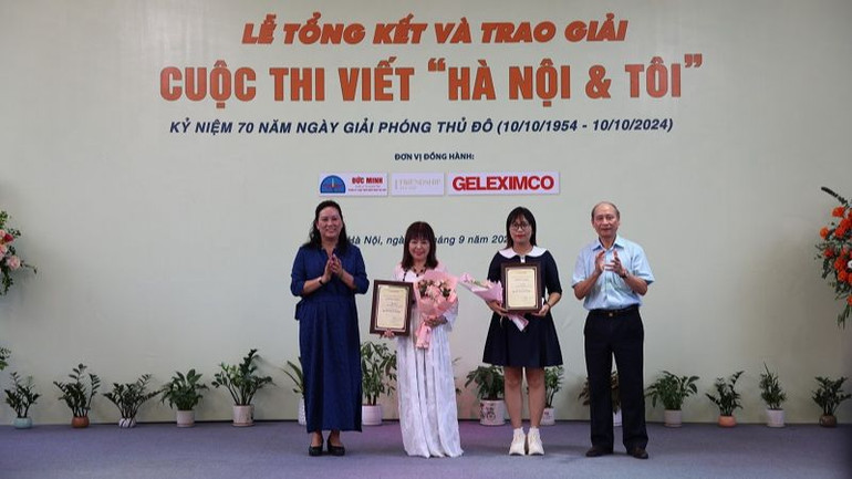 Trao giải cho các tác giả đạt giải Nhì. (Ảnh: Đại Thắng)