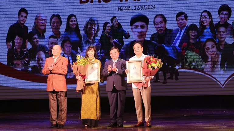 Trao giải "Tác phẩm xuất sắc" cho hai nhà điêu khắc Vương Duy Biên và Lưu Thanh Lan. (Ảnh: Linh Trần) Trao giải "Tác phẩm xuất sắc" cho hai nhà điêu khắc Vương Duy Biên và Lưu Thanh Lan. (Ảnh: Linh Trần)