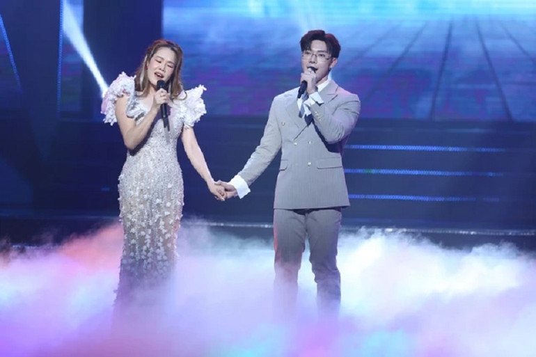 Ca sĩ Thu Phương - Erik song ca ca khúc "Cô gái đến từ hôm qua". (Ảnh: VTV)