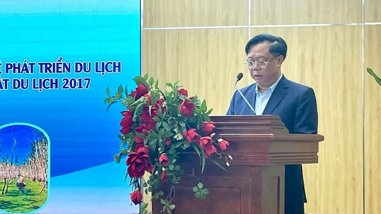 Phó Cục trưởng Cục Du lịch Quốc gia Việt Nam Phạm Văn Thủy trình bày báo cáo.