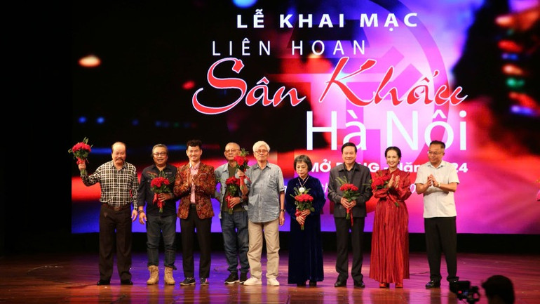 Tặng hoa các thành viên Hội đồng Giám khảo Liên hoan.