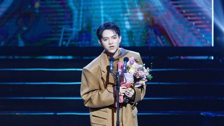 “Gương mặt trẻ ấn tượng” lĩnh vực văn hóa vinh danh nhà thiết kế Phan Đăng Hoàng. (Ảnh: VTV)