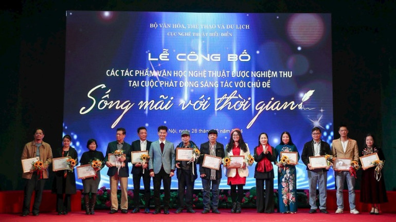 Vinh danh các tác giả có tác phẩm sân khấu được nghiệm thu. (Ảnh: NAM NGUYỄN)