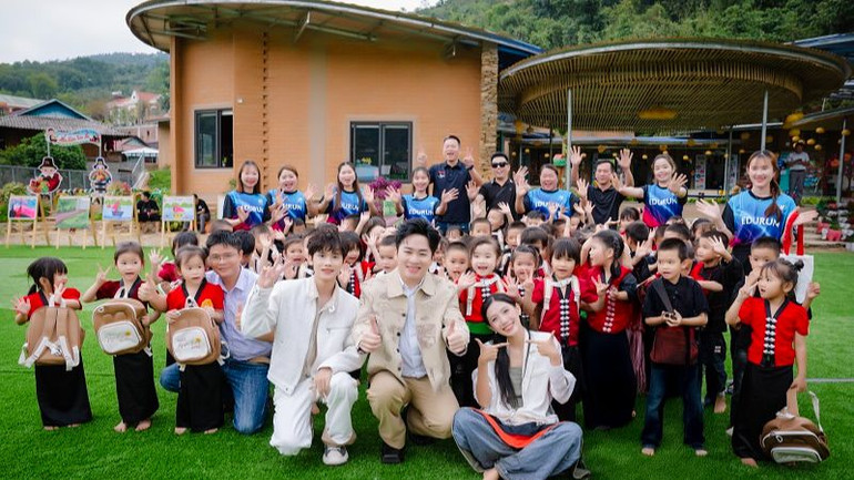 MV mang đến những cảnh quay thực tế giàu cảm xúc. (Ảnh: Ê-kíp sản xuất cung cấp) MV mang đến những cảnh quay thực tế giàu cảm xúc. (Ảnh: Ê-kíp sản xuất cung cấp)