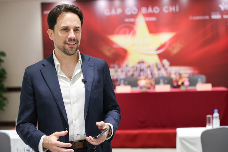 Hòa nhạc 'Điều còn mãi' lần đầu tiên có sự tham gia của nhạc trưởng người Pháp Olivier Ochanine. (Ảnh: Lê Anh Dũng)