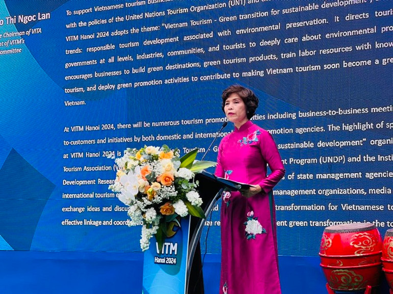 Phó Chủ tịch thường trực Hiệp hội Du lịch Việt Nam Cao Thị Ngọc Lan thông tin về các hoạt động của Hội chợ.