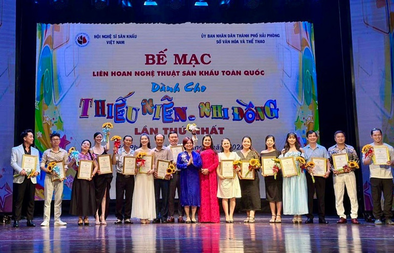 Trao Huy chương Vàng cho các diễn viên xuất sắc.