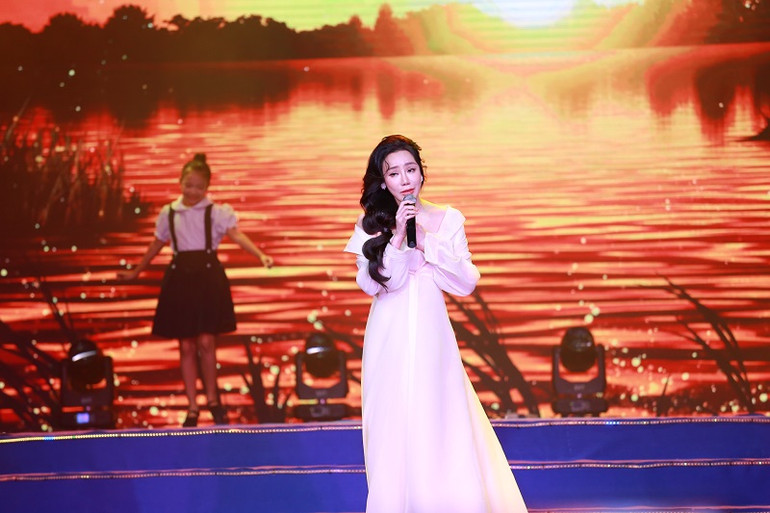 Nữ ca sĩ Hồ Quỳnh Hương lần đầu tiên tham gia "Ơn nghĩa sinh thành" với hai ca khúc "Mẹ yêu con” (sáng tác Nguyễn Văn Tý) và “Cha tôi” (sáng tác An Hiếu). (Ảnh: Ban tổ chức) Nữ ca sĩ Hồ Quỳnh Hương lần đầu tiên tham gia "Ơn nghĩa sinh thành" với hai ca khúc "Mẹ yêu con” (sáng tác Nguyễn Văn Tý) và “Cha tôi” (sáng tác An Hiếu). (Ảnh: Ban tổ chức)