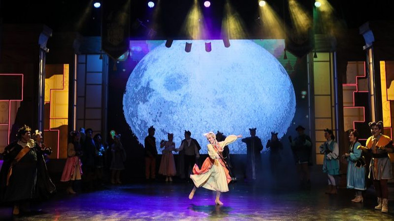 Vở nhạc kịch chuyển tải thông điệp về tình yêu thương đồng loại và khát vọng hòa bình.