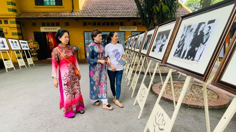 Du khách tham quan triển lãm ảnh tư liệu Bác Hồ.