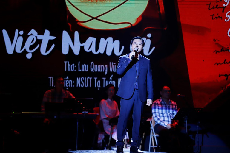 Nghệ sĩ ưu tú Tạ Tuấn Minh thể hiện bài thơ "Việt Nam ơi". (Ảnh: Ban Tổ chức)