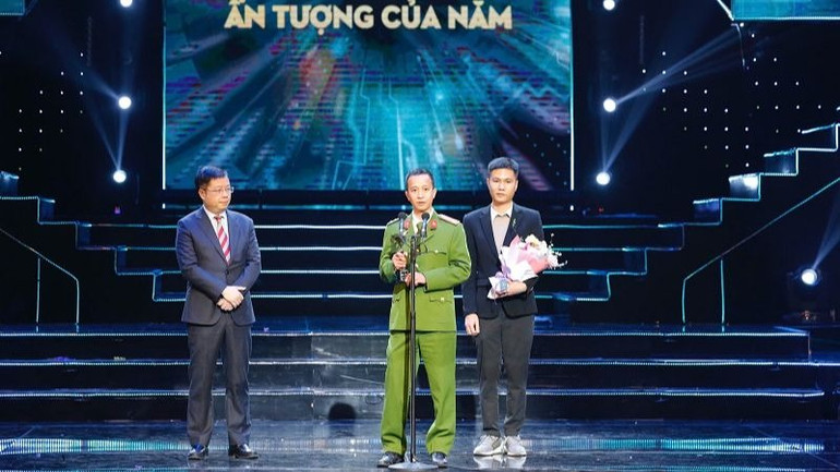 Giải thưởng "Ứng dụng chuyển đổi số ấn tượng của năm" được trao cho "Ứng dụng định danh điện tử VNeID" của Bộ Công an. (Ảnh: VTV)