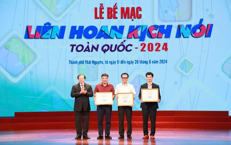 Trao Huy chương Vàng cho các đơn vị nghệ thuật có vở diễn xuất sắc. (Ảnh: Ban Tổ chức) Trao Huy chương Vàng cho các đơn vị nghệ thuật có vở diễn xuất sắc. (Ảnh: Ban Tổ chức)