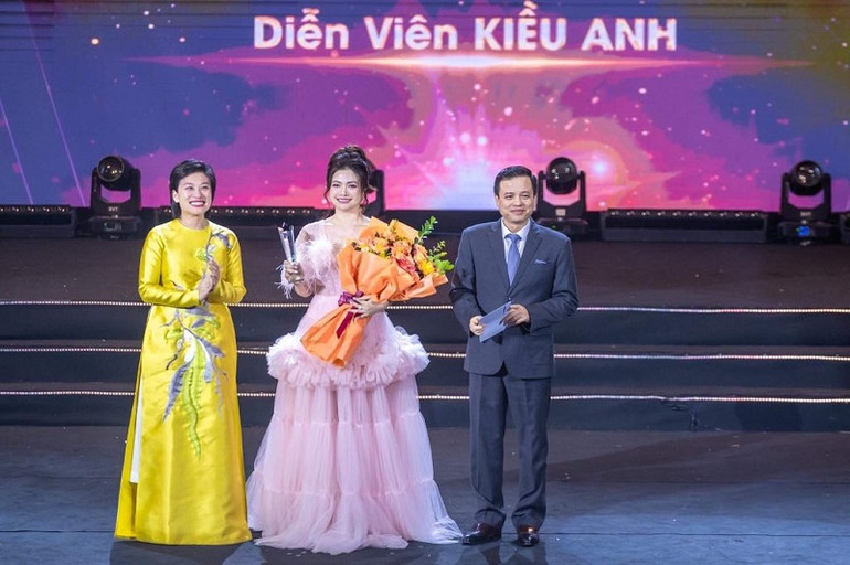 Diễn viên Kiều Anh được tôn vinh ở hạng mục Nữ diễn viên truyền hình nổi bật của năm.