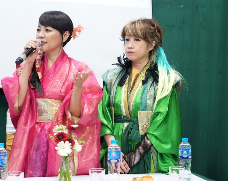 Bộ đôi nghệ sĩ ảo thuật người Nhật Bản Ai và Yuki. (Ảnh: Quang Tấn) Bộ đôi nghệ sĩ ảo thuật người Nhật Bản Ai và Yuki. (Ảnh: Quang Tấn)