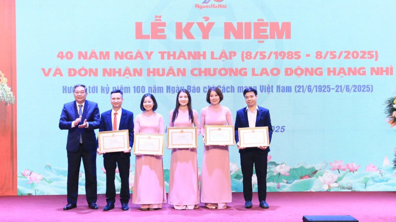 Vinh danh các đơn vị, cá nhân có thành tích xuất sắc. (Ảnh: QUANG THÁI)