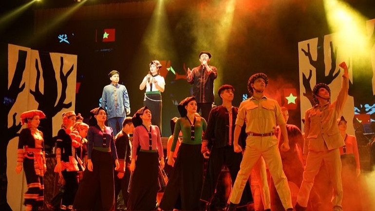 Cảnh trong vở “Đi về phía mặt trời” của Nhà hát Ca Múa Nhạc dân gian Việt Bắc.